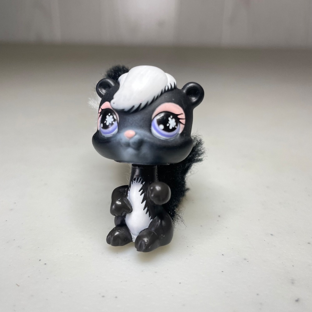 Hasbro Littlest Pet Shop Skunk 641 Black White Purple Eyes Fuzzy Tail LPS Toy
